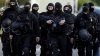 Alertă în Franţa! Mai mulţi poliţişti au fost atacaţi de bărbați cu cagule şi arme Kalașnikov