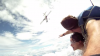 Moment PERICULOS: Doi paraşutişti erau cât pe ce să fie loviţi de un avion (VIDEO)