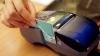 Tot mai mulți moldoveni folosesc cardurile bancare pentru a efectua plăţi