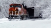 Cu trenul prin nămeţi. O locomotivă SPULBERĂ tot ce-i stă în cale (VIDEO)