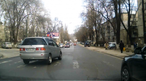 PERICULOS! Cum circulă un şofer tupeist pe o stradă din capitală (VIDEO)