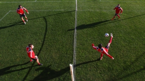 Antrenorul Daciei a jucat în cantonamentul din Turcia o partidă de fotbal-tenis (VIDEO)