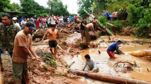 Un autobuz s-a răsturnat după ce podul pe care se deplasa s-a PRĂBUȘIT