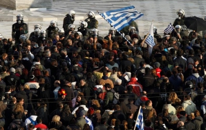 Proteste violente la Atena. Manifestanţii s-au luat la bătaie cu poliţia (VIDEO)