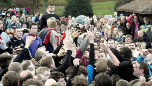 Îmbrânceli şi bătăi într-un oraş din Anglia. Un joc din vechime face senzaţie (VIDEO)