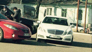 Vineri 13? Zi cu ghinion pentru doi proprietari de maşini de lux din capitală (FOTO)