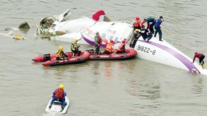 Operaţiunea de căutare a victimelor tragediei aviatice din Taiwan continuă. Patru pasageri, de NEGĂSIT
