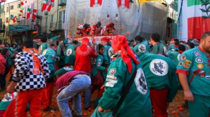 Lupte grele pe străzile unui oraş italian. Au fost folosite peste 500 de tone de "muniţii" (VIDEO)