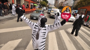 "E un sentiment special!" Mii de oameni au împărţit îmbrăţişări în plină stradă (VIDEO)