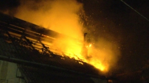 ALERTĂ în capitală. O casă a fost cuprinsă de FLĂCĂRI (VIDEO)