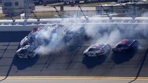 Nicio cursă fără accidente. Bucăţi de automobile au zburat pe circuitul de la Daytona (VIDEO)