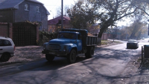 Incident pe o stradă din capitală. Cum circulă şi ce pierde pe drum şoferul unui camion (VIDEO)