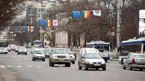 Fără reguli! Manevra îndrăzneaţă a unui şofer din capitală a fost surprinsă de o cameră de bord (VIDEO)