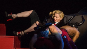 Regina muzicii pop a căzut de pe scenă la gala BRIT Awards (VIDEO)