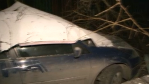 EXPLOZIE în capitală! Un balcon de la etajul patru al unui bloc s-a prăbuşit peste o maşină (VIDEO)