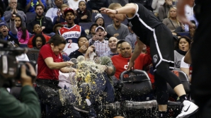 Situaţie amuzantă! Un baschetbalist american a împins-o pe o chelneriţă care ducea bere (VIDEO)