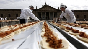 Bucătarii din Mexic au uimit lumea. S-a folosit o tonă de carne pentru a crea un record culinar