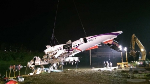 Peste 30 de oameni au murit în accidentul aviatic din Taiwan. Căutările altor persoane continuă