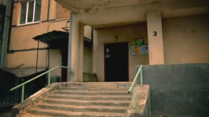 ''Scandal în fiecare noapte''. Narcomanii continuă să-şi facă de cap într-un bloc din capitală (CAMERA ASCUNSĂ) 