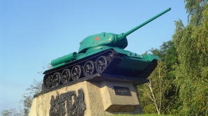 Ieri monument, azi maşină de luptă. Insurgenţii au repus în mişcare un tanc luat de pe postament (VIDEO)