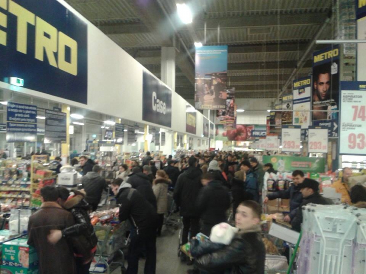 Moldovenii au dat buzna la un centru comercial din capitală (GALERIE FOTO)