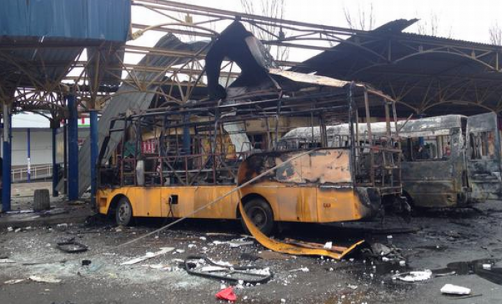 ATAC MORTAL la Doneţk. Câţiva oameni şi-au pierdut viaţa aşteptând autobuzul (FOTO)