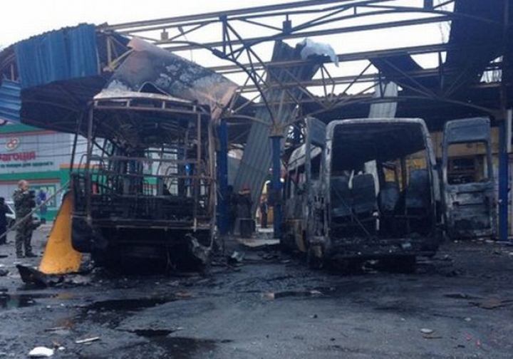 ATAC MORTAL la Doneţk. Câţiva oameni şi-au pierdut viaţa aşteptând autobuzul (FOTO)