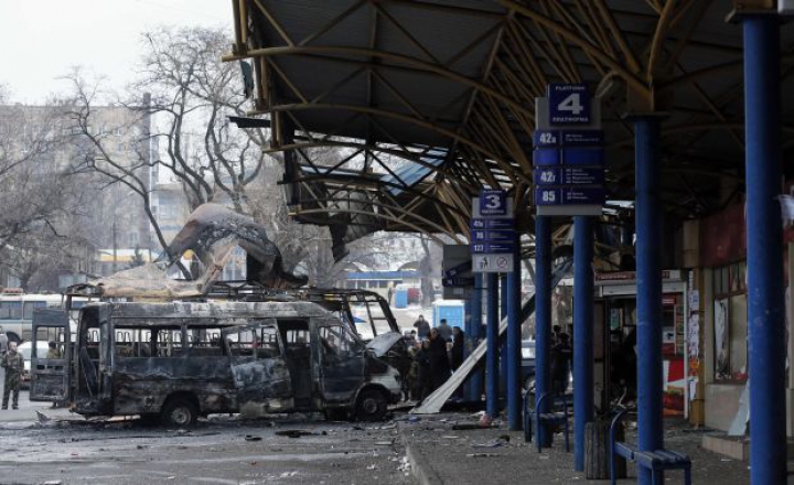 ATAC MORTAL la Doneţk. Câţiva oameni şi-au pierdut viaţa aşteptând autobuzul (FOTO)