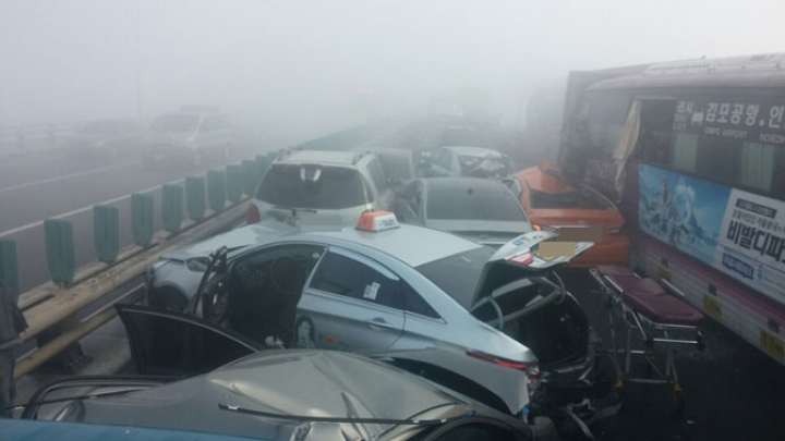 Accident în lanţ cu implicarea a zeci de maşini: Două persoane au murit (FOTO/VIDEO)