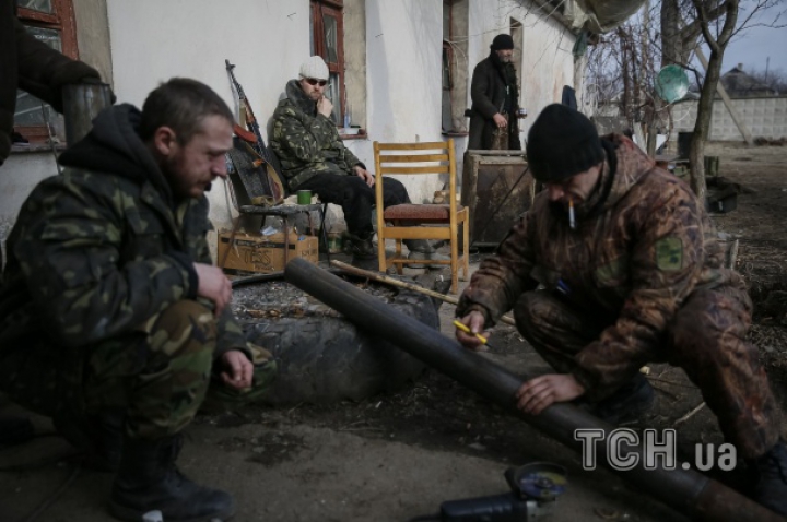 Viaţa pe front. Ce fac în timpul liber soldaţii ucraineni din regiunea Donbas (FOTOREPORT)