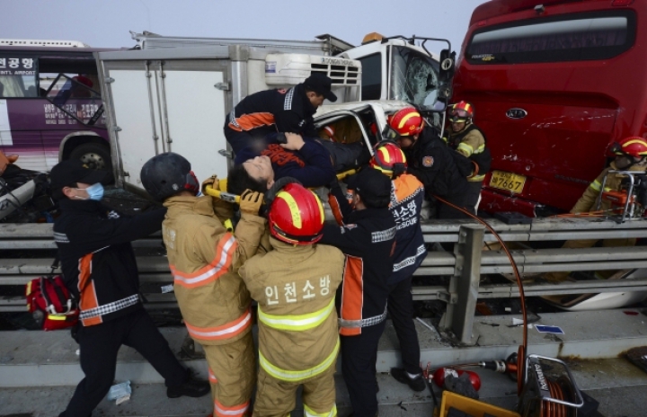 Accident în lanţ cu implicarea a zeci de maşini: Două persoane au murit (FOTO/VIDEO)