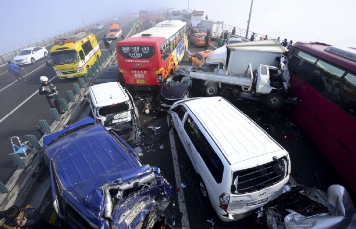 Accident în lanţ cu implicarea a zeci de maşini: Două persoane au murit (FOTO/VIDEO)