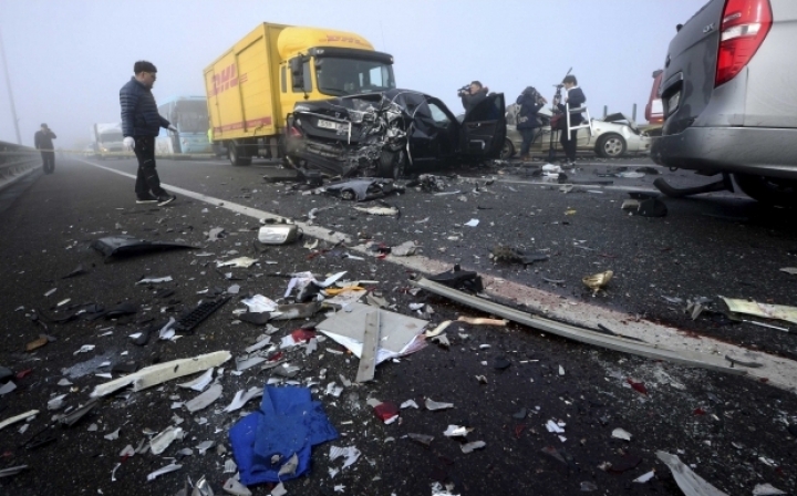 Accident în lanţ cu implicarea a zeci de maşini: Două persoane au murit (FOTO/VIDEO)