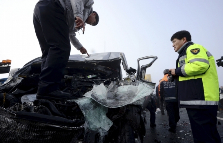 Accident în lanţ cu implicarea a zeci de maşini: Două persoane au murit (FOTO/VIDEO)