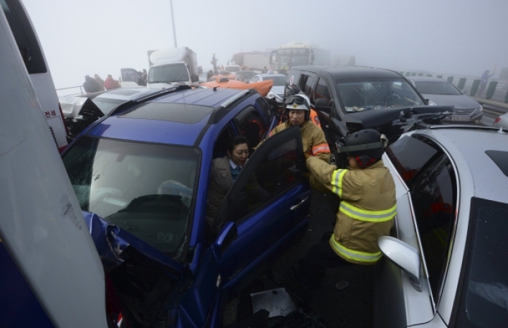 Accident în lanţ cu implicarea a zeci de maşini: Două persoane au murit (FOTO/VIDEO)