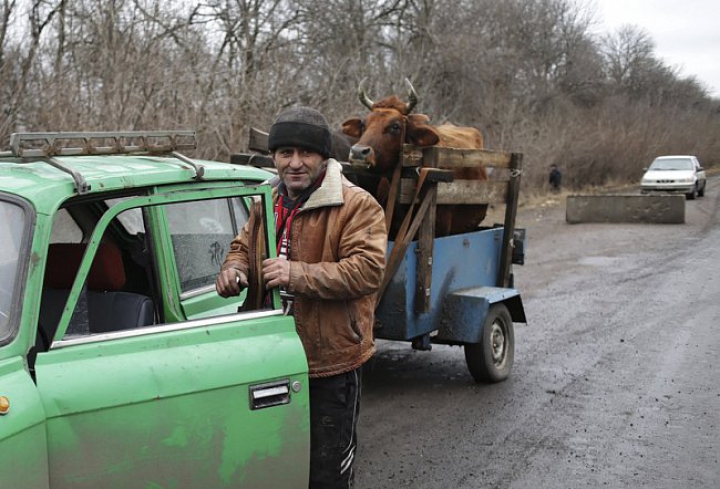 Blindate distruse, zeci de răniţi şi oraşe ruinate. FOTOREPORT din estul Ucrainei