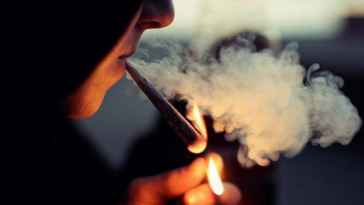 Trei tineri din capitală au încercat să se relaxeze în public printr-o metodă INTERZISĂ 