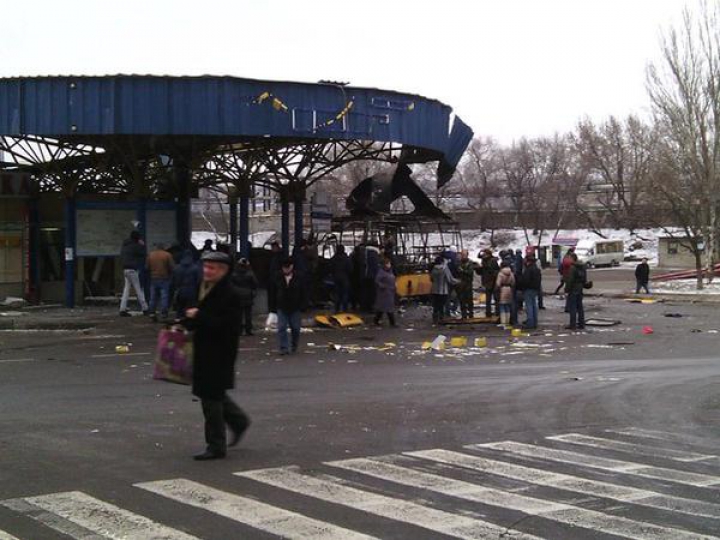 ATAC MORTAL la Doneţk. Câţiva oameni şi-au pierdut viaţa aşteptând autobuzul (FOTO)