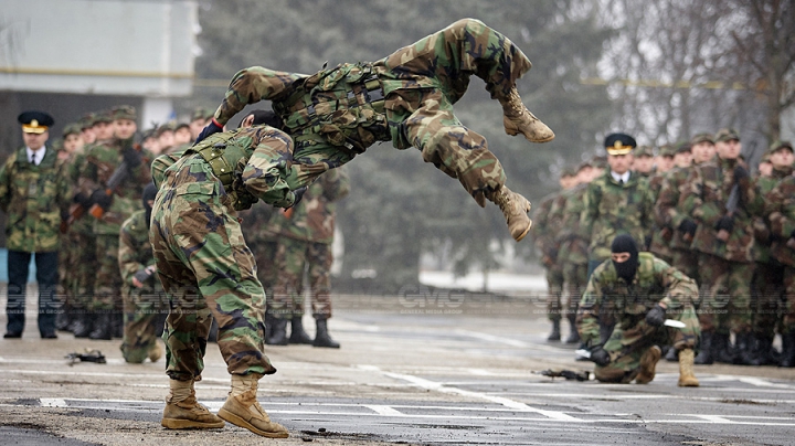 Peste 200 de tineri ostaşi au jurat credinţă Patriei (GALERIE FOTO)