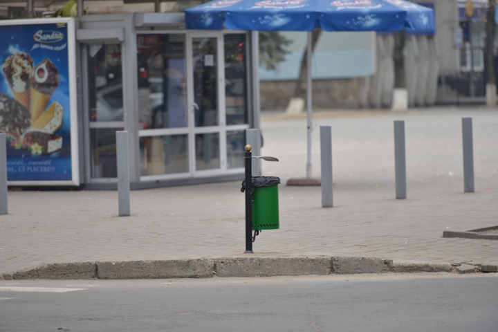 Primăria a instalat coşuri noi de gunoi în Chişinău. Cum au reacţionat unii cetăţeni (FOTO)