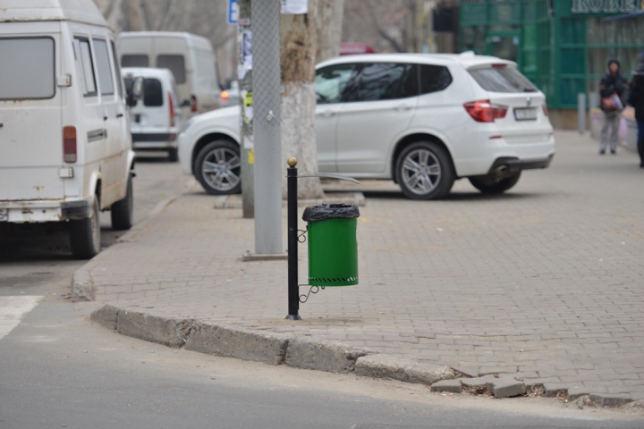 Primăria a instalat coşuri noi de gunoi în Chişinău. Cum au reacţionat unii cetăţeni (FOTO)