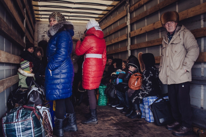 Lacrimi de durere şi frică de moarte. Oamenii fug din oraşul Debalţevo (GALERIE FOTO)