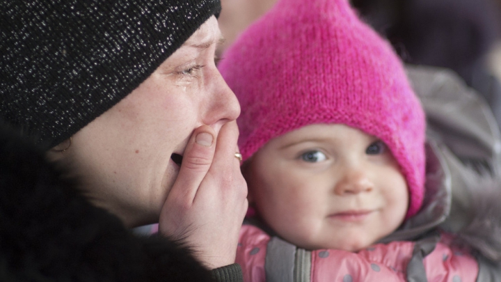 Lacrimi de durere şi frică de moarte. Oamenii fug din oraşul Debalţevo (GALERIE FOTO)