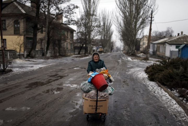 Lacrimi de durere şi frică de moarte. Oamenii fug din oraşul Debalţevo (GALERIE FOTO)