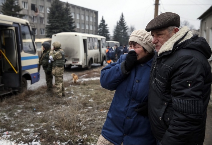 Lacrimi de durere şi frică de moarte. Oamenii fug din oraşul Debalţevo (GALERIE FOTO)