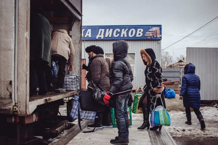 Lacrimi de durere şi frică de moarte. Oamenii fug din oraşul Debalţevo (GALERIE FOTO)