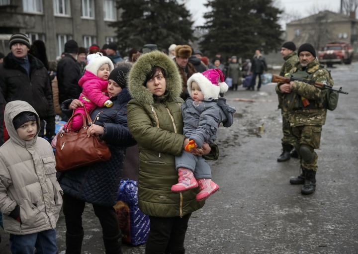 Lacrimi de durere şi frică de moarte. Oamenii fug din oraşul Debalţevo (GALERIE FOTO)