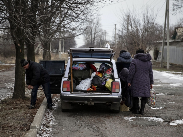 Lacrimi de durere şi frică de moarte. Oamenii fug din oraşul Debalţevo (GALERIE FOTO)