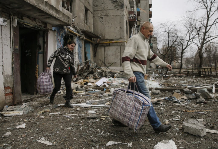 Lacrimi de durere şi frică de moarte. Oamenii fug din oraşul Debalţevo (GALERIE FOTO)