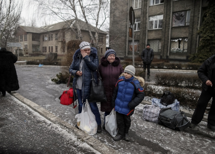 Lacrimi de durere şi frică de moarte. Oamenii fug din oraşul Debalţevo (GALERIE FOTO)